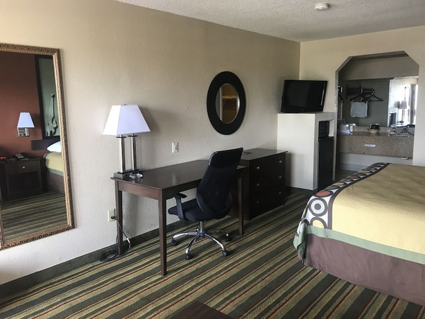 Imagen de la habitación del Hotel Super 8 by Wyndham Monroe. Foto 3