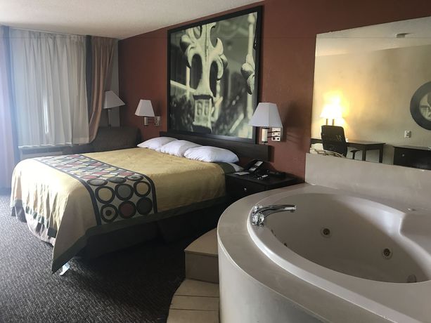 Imagen de la habitación del Hotel Super 8 by Wyndham Monroe. Foto 7