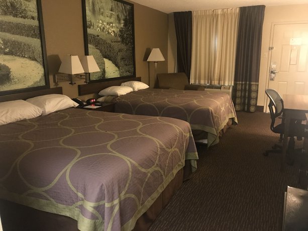 Imagen de la habitación del Hotel Super 8 by Wyndham Monroe. Foto 12