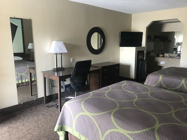 Imagen de la habitación del Hotel Super 8 by Wyndham Monroe. Foto 16