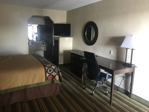 Imagen de la habitación del Hotel Super 8 by Wyndham Monroe. Foto 18