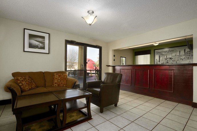 Imagen de los interiores del Hotel Super 8 by Wyndham Monroe. Foto 20