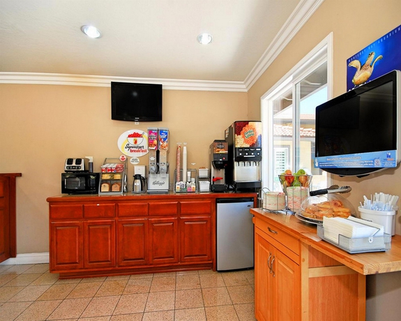 Imagen del bar/restaurante del Hotel Super 8 by Wyndham Monterey Fisherman's Wharf Aquarium. Foto 2
