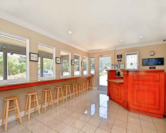 Imagen de los interiores del Hotel Super 8 by Wyndham Monterey Fisherman's Wharf Aquarium. Foto 13