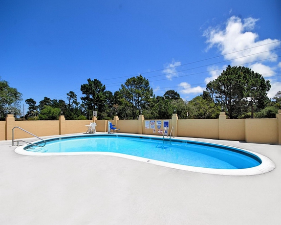 Imagen de la piscina del Hotel Super 8 by Wyndham Monterey Fisherman's Wharf Aquarium. Foto 16