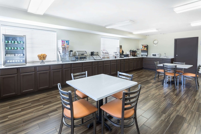 Imagen del bar/restaurante del Hotel Super 8 by Wyndham Montgomery I-65. Foto 4
