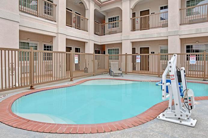 Imagen de la piscina del Hotel Super 8 by Wyndham Montgomery/ Lake Conroe. Foto 16