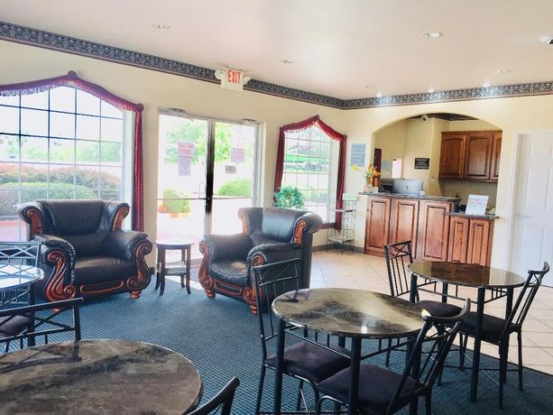 Imagen de los interiores del Hotel Super 8 by Wyndham Montgomery/ Lake Conroe. Foto 15