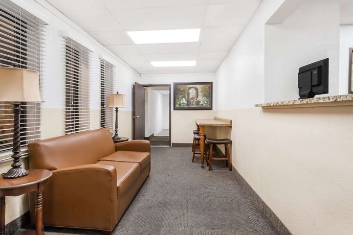 Imagen de los interiores del Hotel Super 8 by Wyndham Montgomery Maybrook. Foto 19