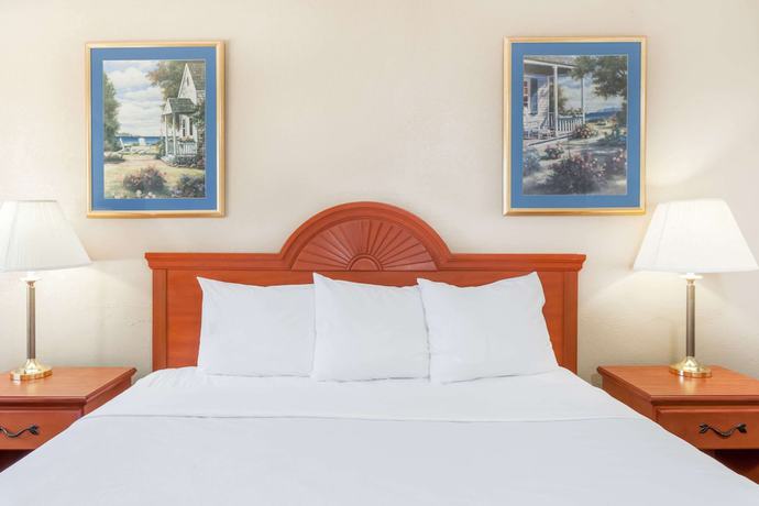 Imagen de la habitación del Hotel Super 8 by Wyndham Montgomery Maybrook. Foto 12