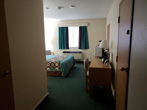 Imagen de la habitación del Hotel Super 8 by Wyndham Moose Jaw SK. Foto 4