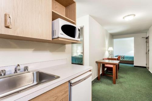 Imagen de la habitación del Hotel Super 8 by Wyndham Moose Jaw SK. Foto 5