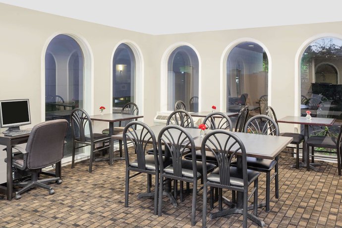 Imagen del bar/restaurante del Hotel Super 8 by Wyndham Morton Grove/Chicago. Foto 2