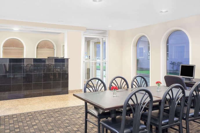 Imagen de los interiores del Hotel Super 8 by Wyndham Morton Grove/Chicago. Foto 14
