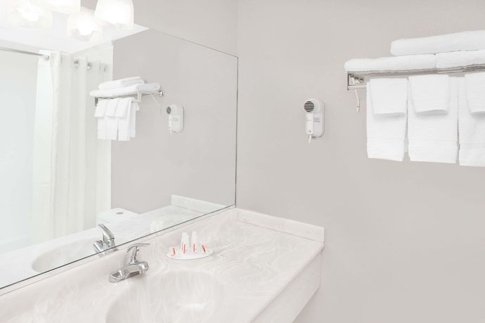 Imagen de la habitación del Hotel Super 8 by Wyndham Morton Grove/Chicago. Foto 9