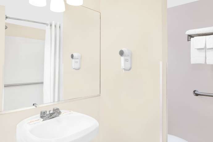Imagen de la habitación del Hotel Super 8 by Wyndham Morton Grove/Chicago. Foto 10