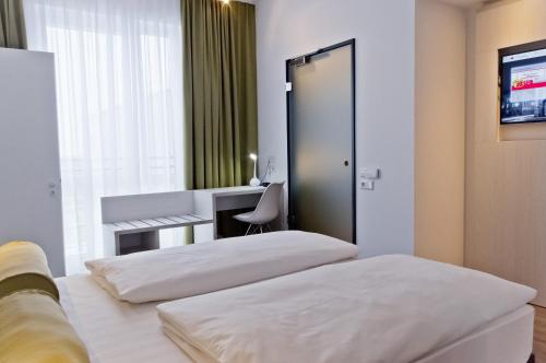 Imagen de la habitación del Hotel Super 8 by Wyndham Munich City West. Foto 6