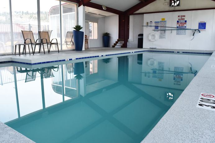 Imagen de la piscina del Hotel Super 8 by Wyndham NAU Downtown Conference Center. Foto 17