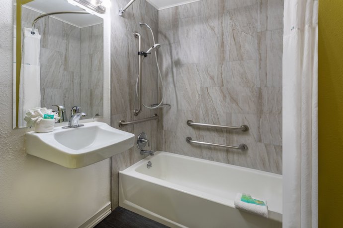 Imagen de la habitación del Hotel Super 8 by Wyndham NAU Downtown Conference Center. Foto 11