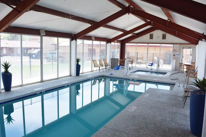 Imagen de la piscina del Hotel Super 8 by Wyndham NAU Downtown Conference Center. Foto 19