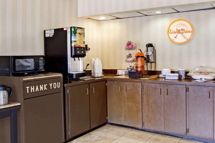 Imagen del bar/restaurante del Hotel Super 8 by Wyndham Nashville Downtown. Foto 3