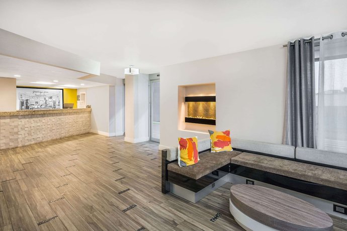 Imagen de los interiores del Hotel Super 8 by Wyndham Nashville Downtown. Foto 14