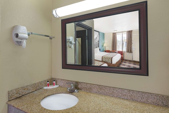 Imagen de la habitación del Hotel Super 8 by Wyndham Nashville Downtown. Foto 6