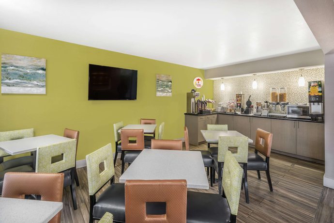 Imagen del bar/restaurante del Hotel Super 8 by Wyndham Nashville Downtown. Foto 4