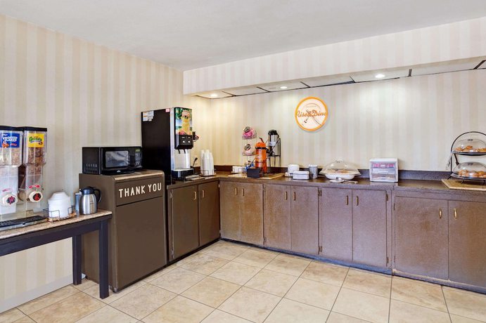 Imagen de los interiores del Hotel Super 8 by Wyndham Nashville Downtown. Foto 16