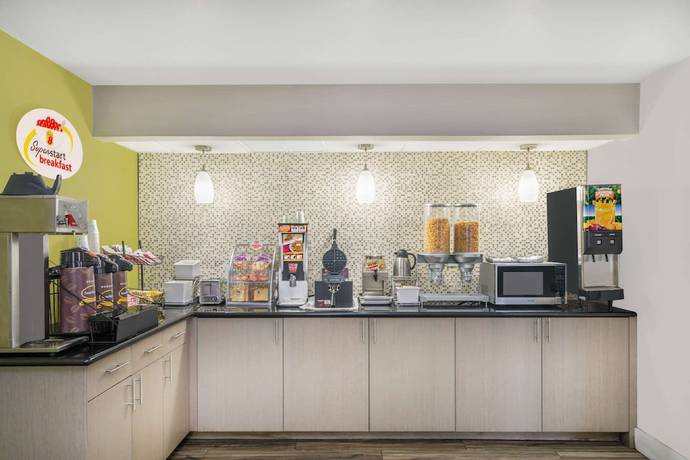 Imagen del bar/restaurante del Hotel Super 8 by Wyndham Nashville Downtown. Foto 5