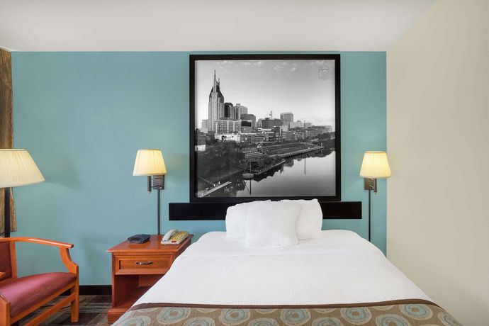 Imagen de la habitación del Hotel Super 8 by Wyndham Nashville Downtown. Foto 9