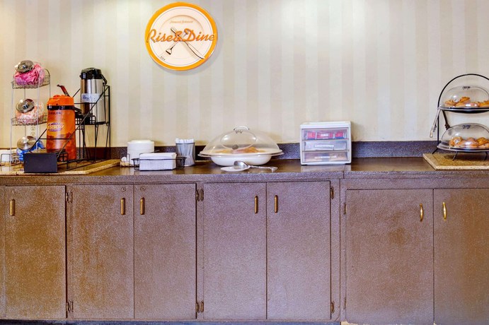 Imagen de los interiores del Hotel Super 8 by Wyndham Nashville Downtown. Foto 17