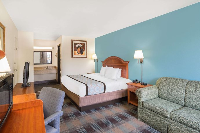 Imagen de la habitación del Hotel Super 8 by Wyndham Nashville Downtown. Foto 12