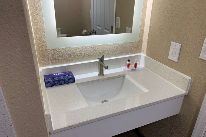Imagen de la habitación del Hotel Super 8 by Wyndham Newport News. Foto 4