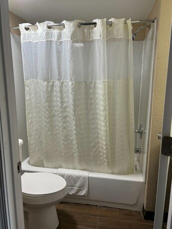 Imagen de la habitación del Hotel Super 8 by Wyndham Newport News. Foto 5