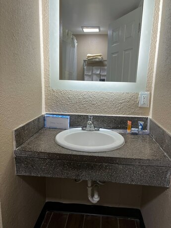 Imagen de la habitación del Hotel Super 8 by Wyndham Newport News. Foto 7