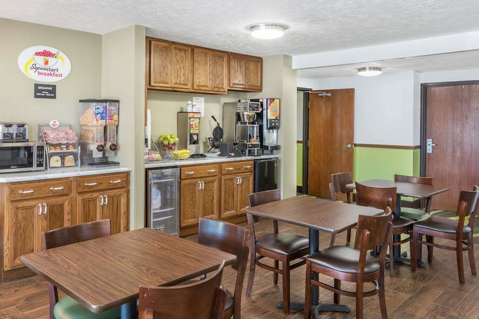 Imagen del bar/restaurante del Hotel Super 8 by Wyndham North Sioux City. Foto 3