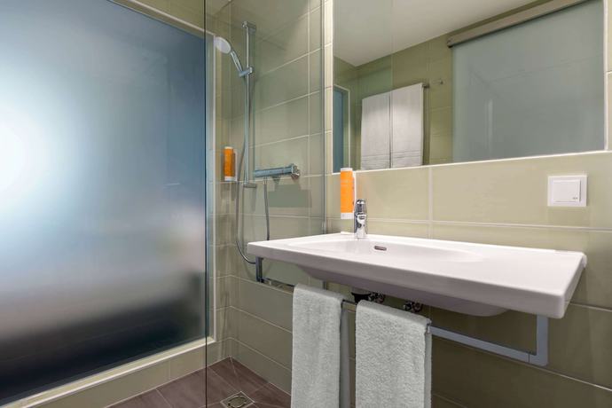 Imagen de la habitación del Hotel Super 8 by Wyndham Oberhausen. Foto 12