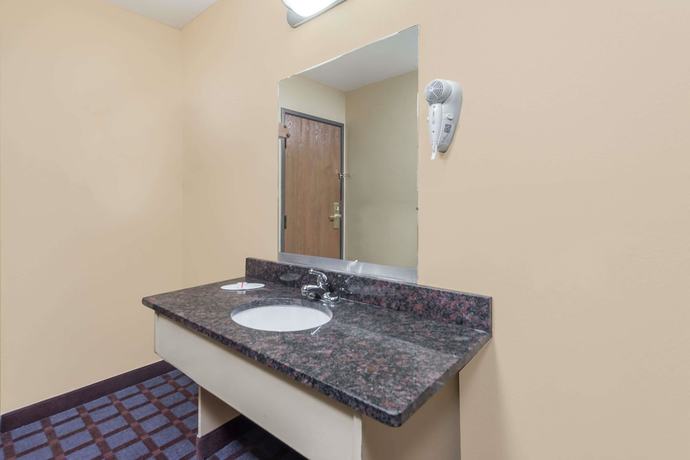 Imagen de la habitación del Hotel Super 8 by Wyndham Okawville. Foto 4
