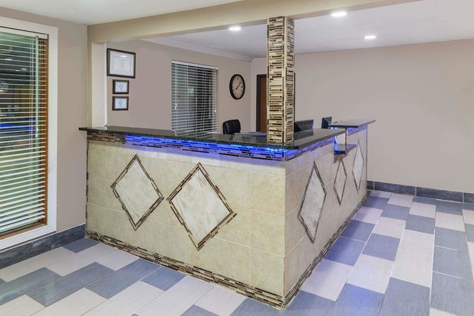 Imagen de los interiores del Hotel Super 8 by Wyndham Okawville. Foto 15
