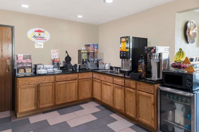 Imagen del bar/restaurante del Hotel Super 8 by Wyndham Okawville. Foto 2