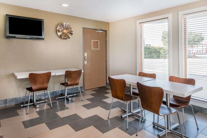 Imagen del bar/restaurante del Hotel Super 8 by Wyndham Okawville. Foto 3