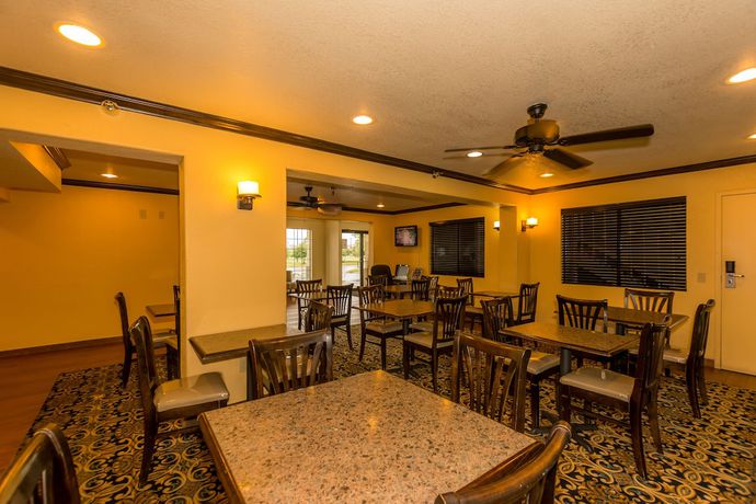 Imagen del bar/restaurante del Hotel Super 8 by Wyndham Oklahoma Airport Fairgrounds West. Foto 2