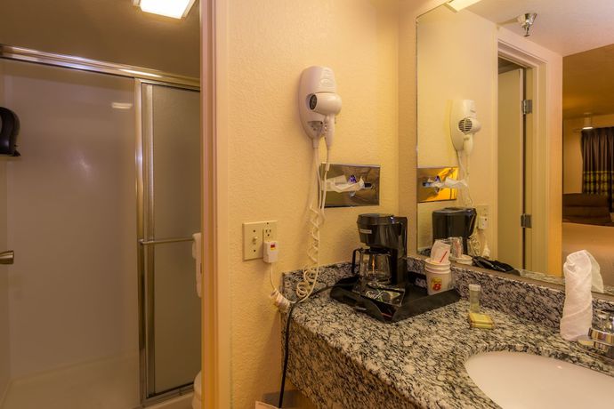Imagen de la habitación del Hotel Super 8 by Wyndham Oklahoma Airport Fairgrounds West. Foto 5