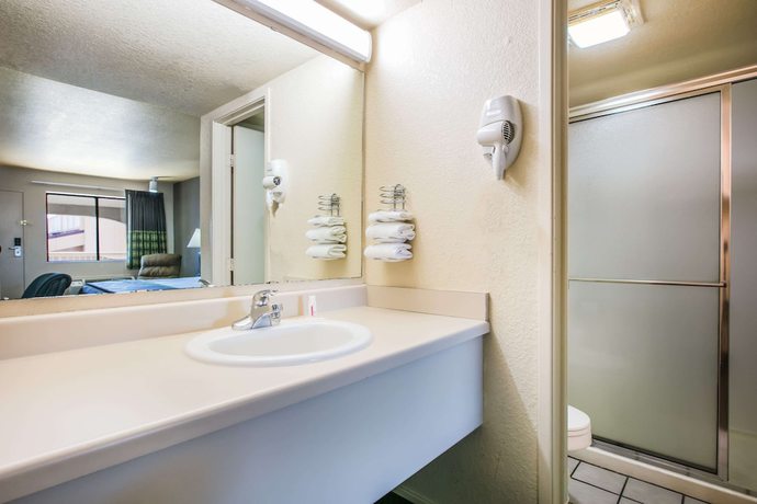 Imagen de la habitación del Hotel Super 8 by Wyndham Oklahoma Airport Fairgrounds West. Foto 7