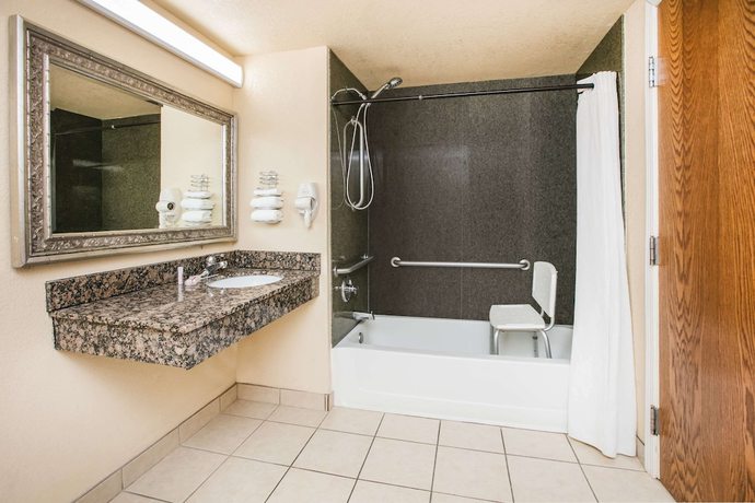 Imagen de la habitación del Hotel Super 8 by Wyndham Oklahoma Airport Fairgrounds West. Foto 12