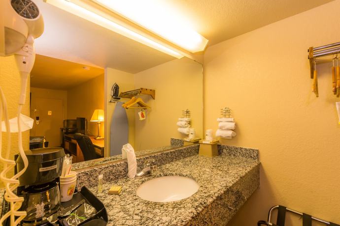 Imagen de la habitación del Hotel Super 8 by Wyndham Oklahoma Airport Fairgrounds West. Foto 14