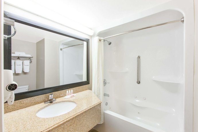 Imagen de la habitación del Hotel Super 8 by Wyndham Oklahoma City. Foto 11