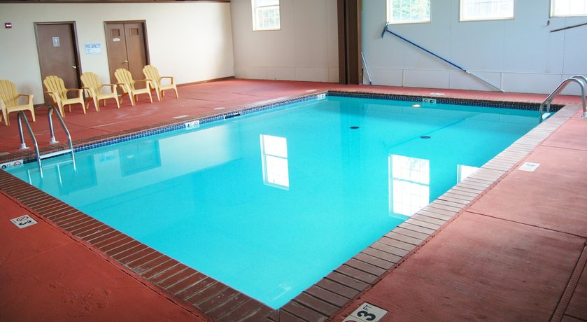 Imagen de la piscina del Hotel Super 8 by Wyndham Oklahoma City. Foto 20