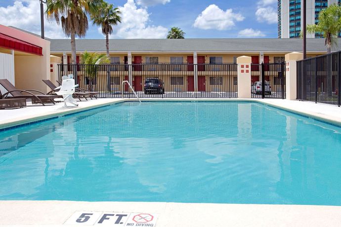 Imagen de la piscina del Hotel Super 8 by Wyndham Orlando International Drive. Foto 19